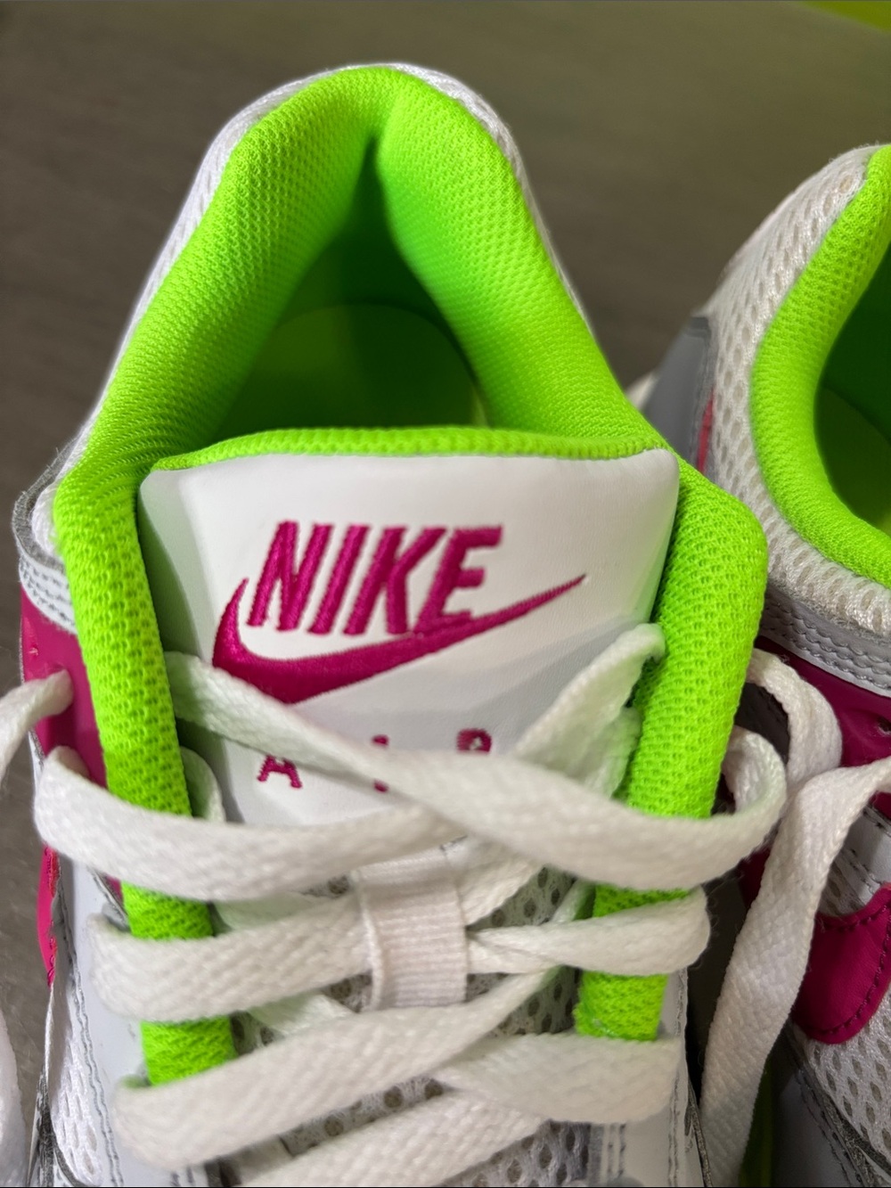 Nike Women’s Air Max Correlate (size 9.5) - Picture 2 of 9